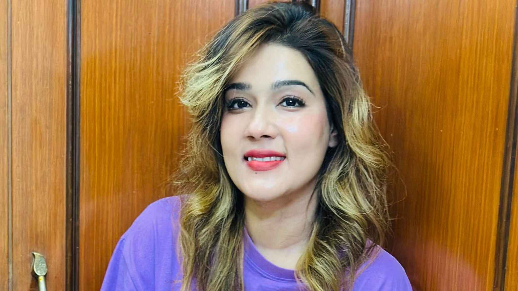 দেশ ছাড়লেন অভিনেত্রী মাহিয়া মাহি