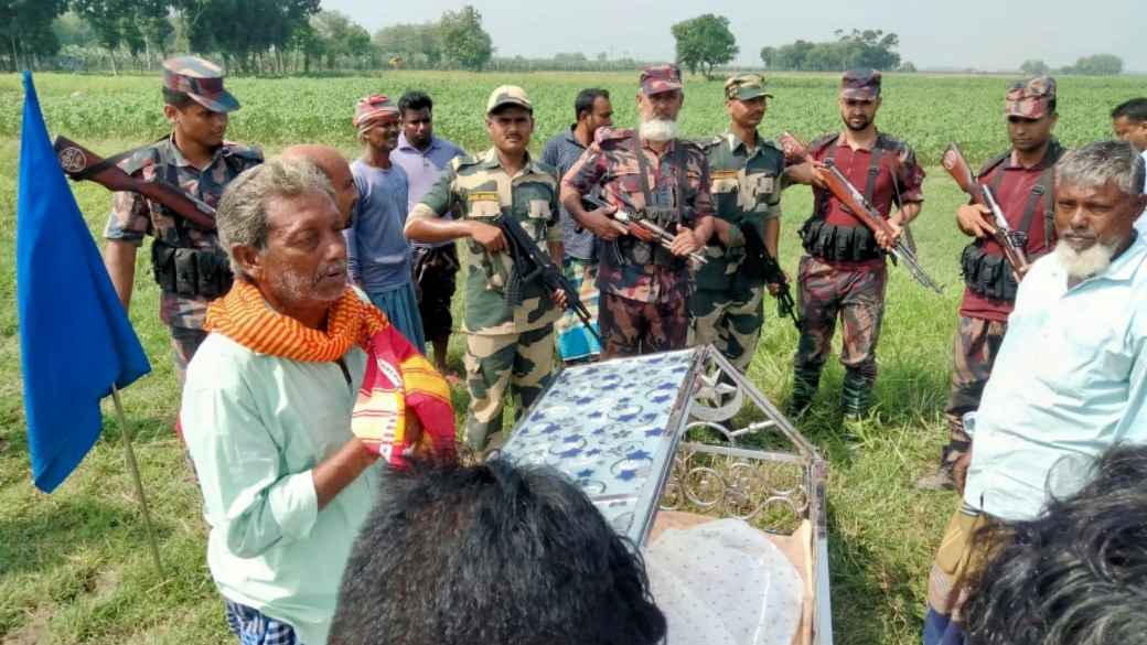 সীমান্তে দাঁড়িয়ে মৃত মায়ের মুখ দেখলেন দুই মেয়ে