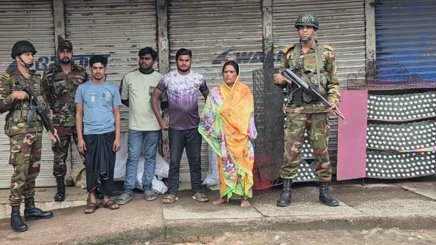 বগুড়ায় অভিযানে মাদক, তাজা গুলি ও দেশীয় অস্ত্রসহ আটক ৪