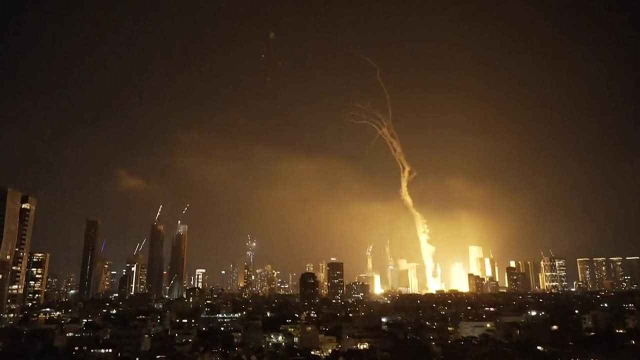 ইজরায়েলের একাধিক ভবনে ইরানের ক্ষেপণাস্ত্র হামলা