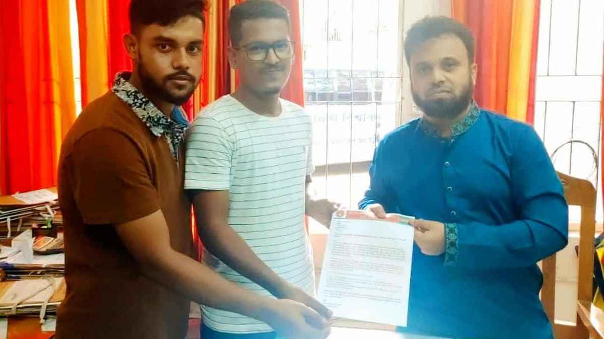 শাটল বাস বৃদ্ধিসহ তিন দফা দাবিতে জবি ছাত্র অধিকার পরিষদের স্মারকলিপি