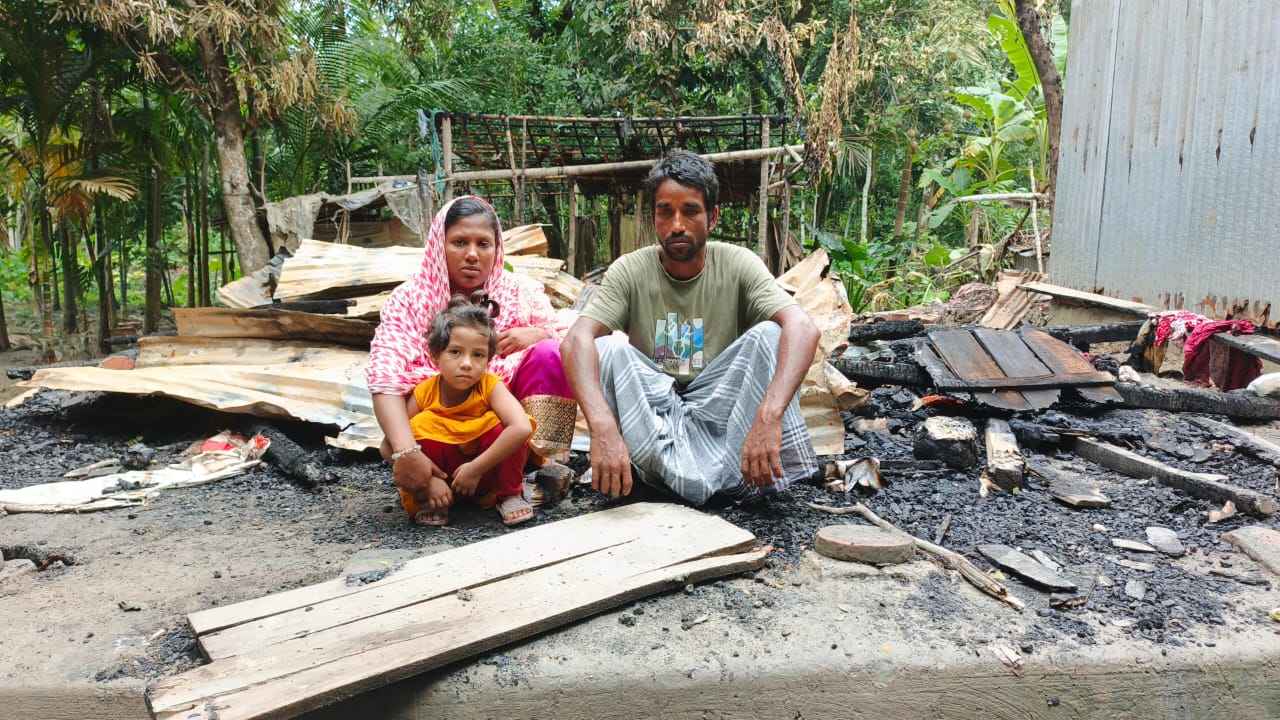 রাস্তা না থাকায় ঢুকতে পারল না ফায়ার সার্ভিসের গাড়ি, সব পুড়ে ছাই