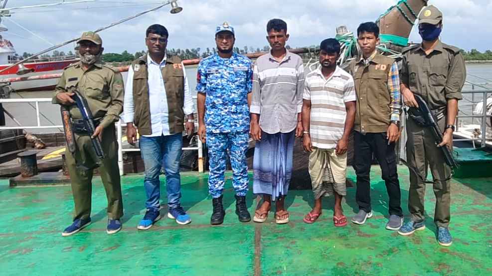 পাচারকালে বিপুল পরিমাণ ঝাউগাছসহ আটক ২