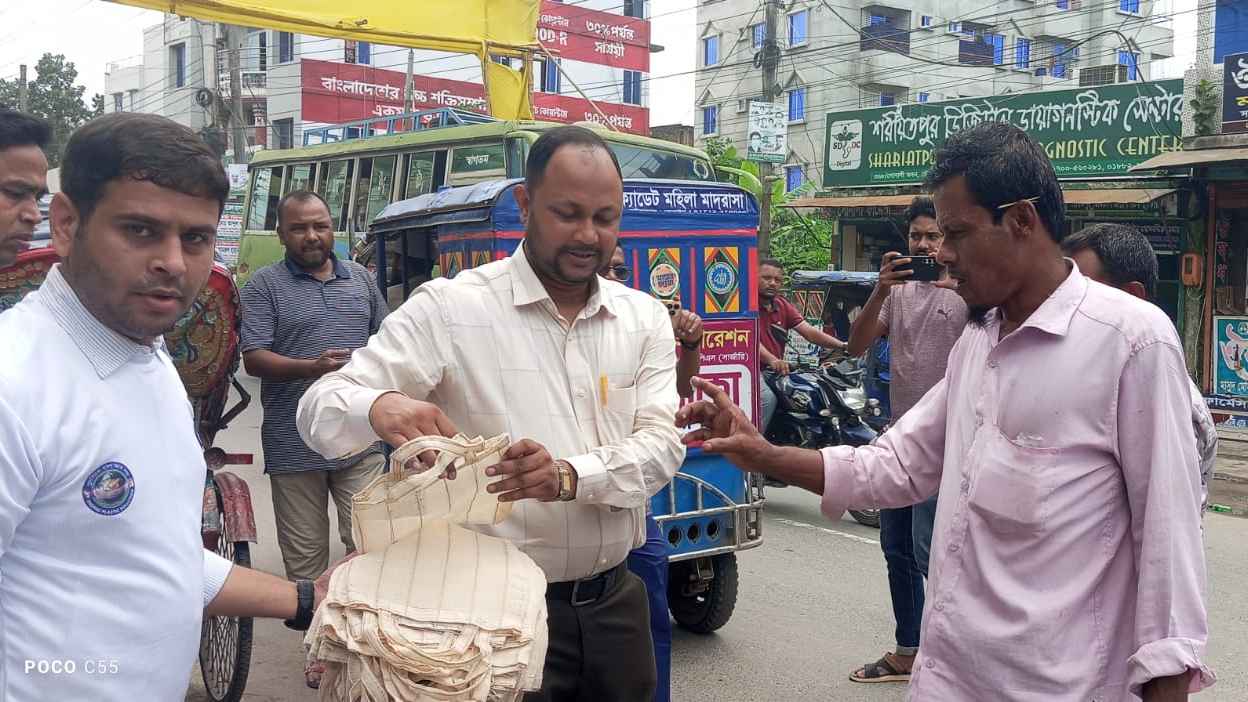 পরিবেশ দিবসে ব্যতিক্রমী উদ্যোগ, পাটের ব্যাগ ও সুপারি খোলের বাটি বিতরণ