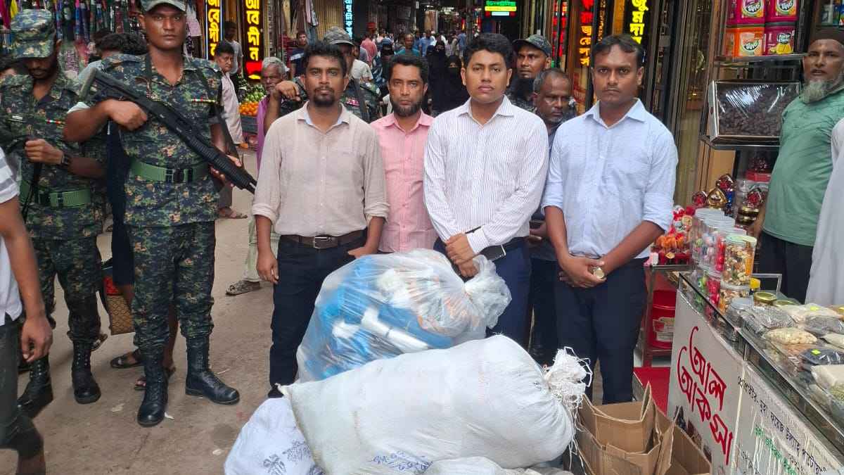 ফেনীতে ৩২০ কেজি নিষিদ্ধ পলিথিন জব্দ, ২ ব্যবসায়ীকে জরিমানা