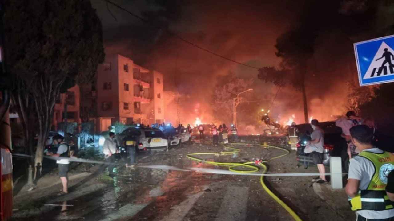 ইসরায়েলে ইরানের ‘হাইব্রিড’ হামলা: আয়রন ডোম ব্যর্থ, ব্যাপক ক্ষয়ক্ষতি