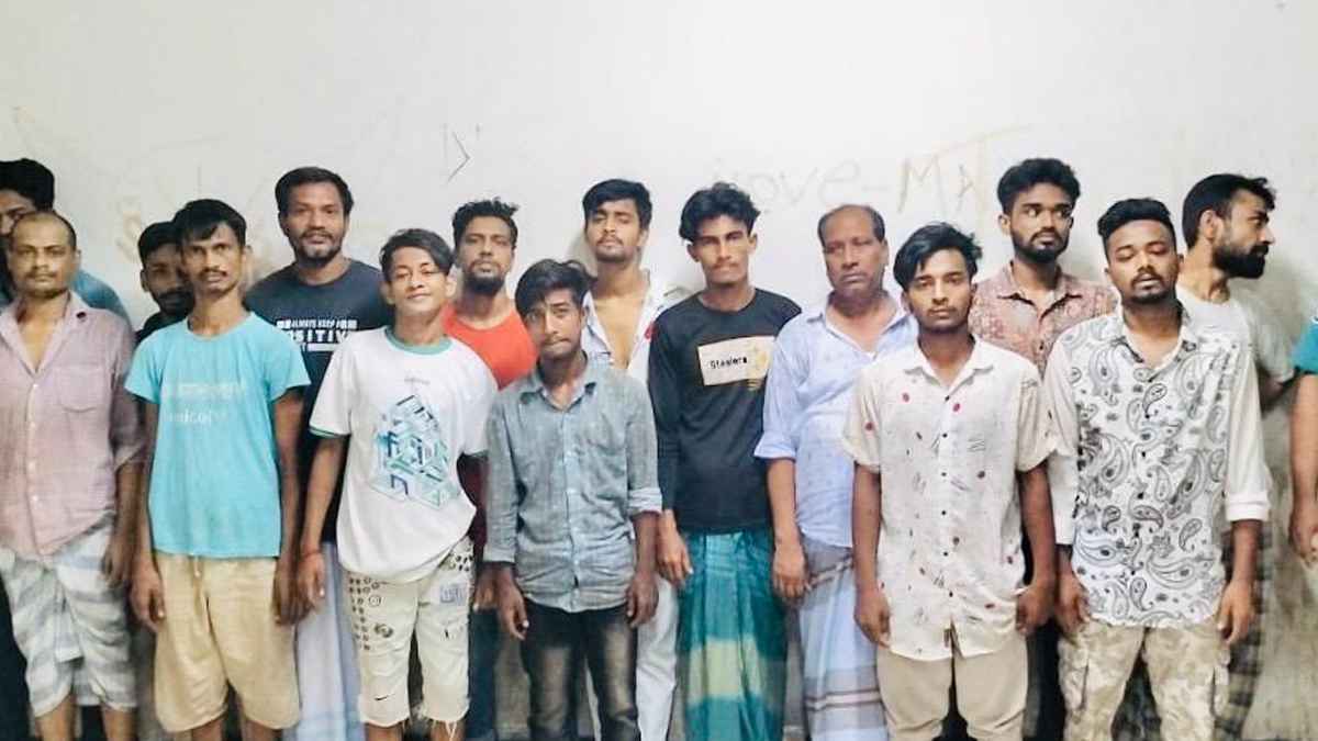 মোহাম্মদপুরে অভিযানে অস্ত্রসহ ১৬ জন গ্রেফতার
