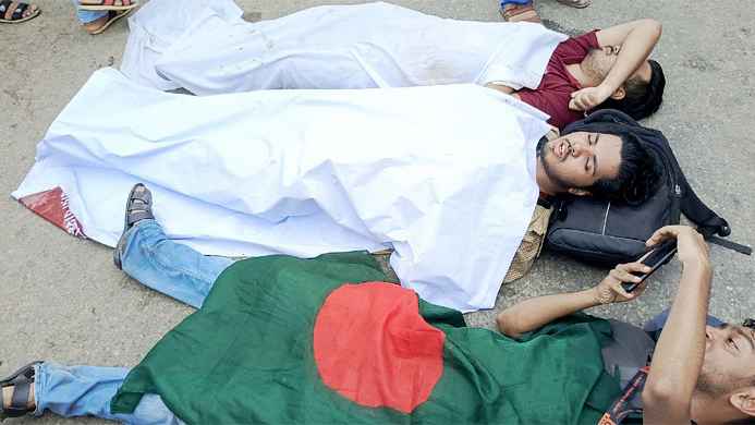 পুলিশের লাঠিচার্জে আহত ৩, ফের নতুনবাজার অবরোধ শিক্ষার্থীদের