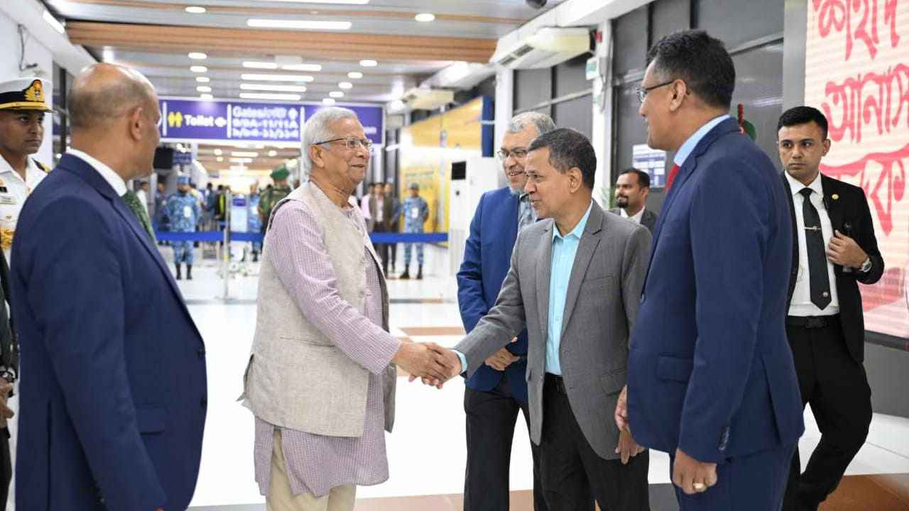 দেশে ফিরেছেন প্রধান উপদেষ্টা