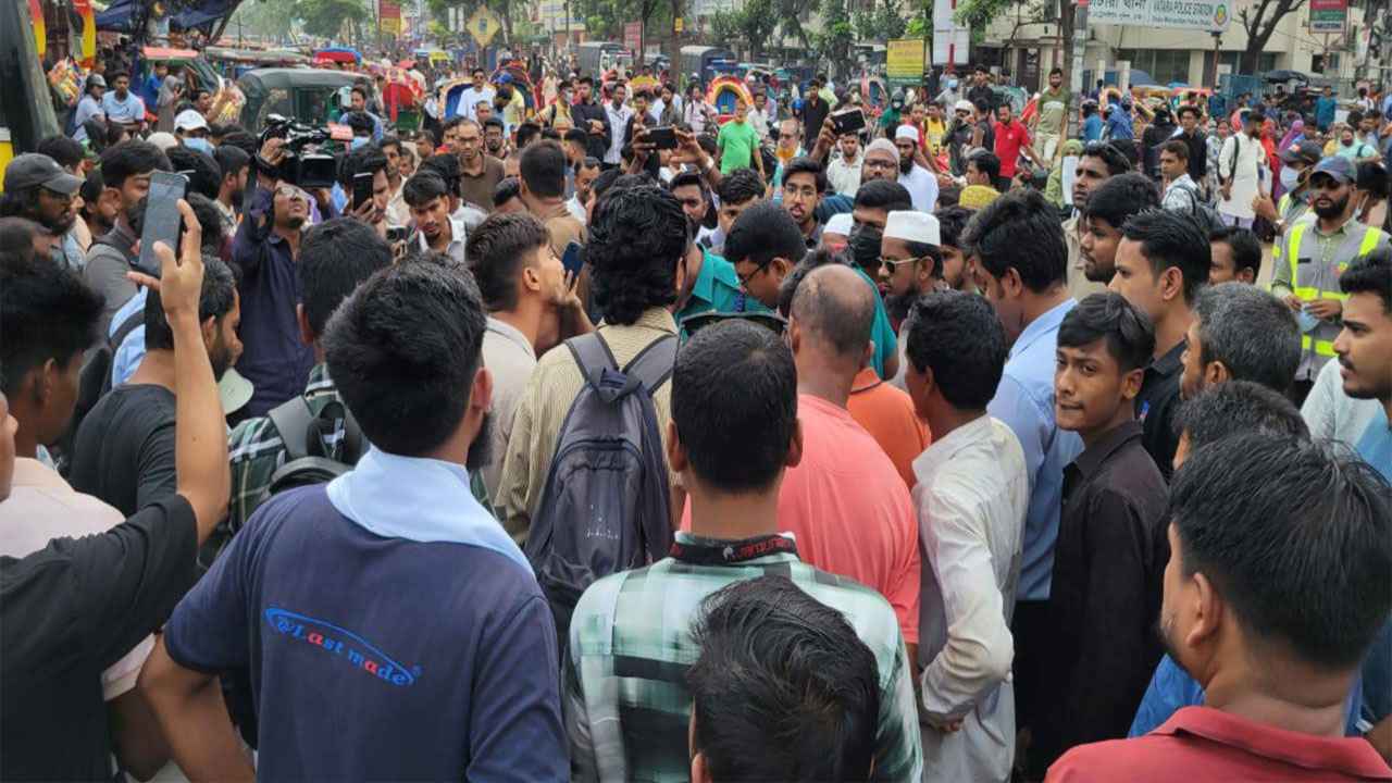 নতুনবাজার সড়ক অবরোধ করেছেন ইউআইইউ শিক্ষার্থীরা