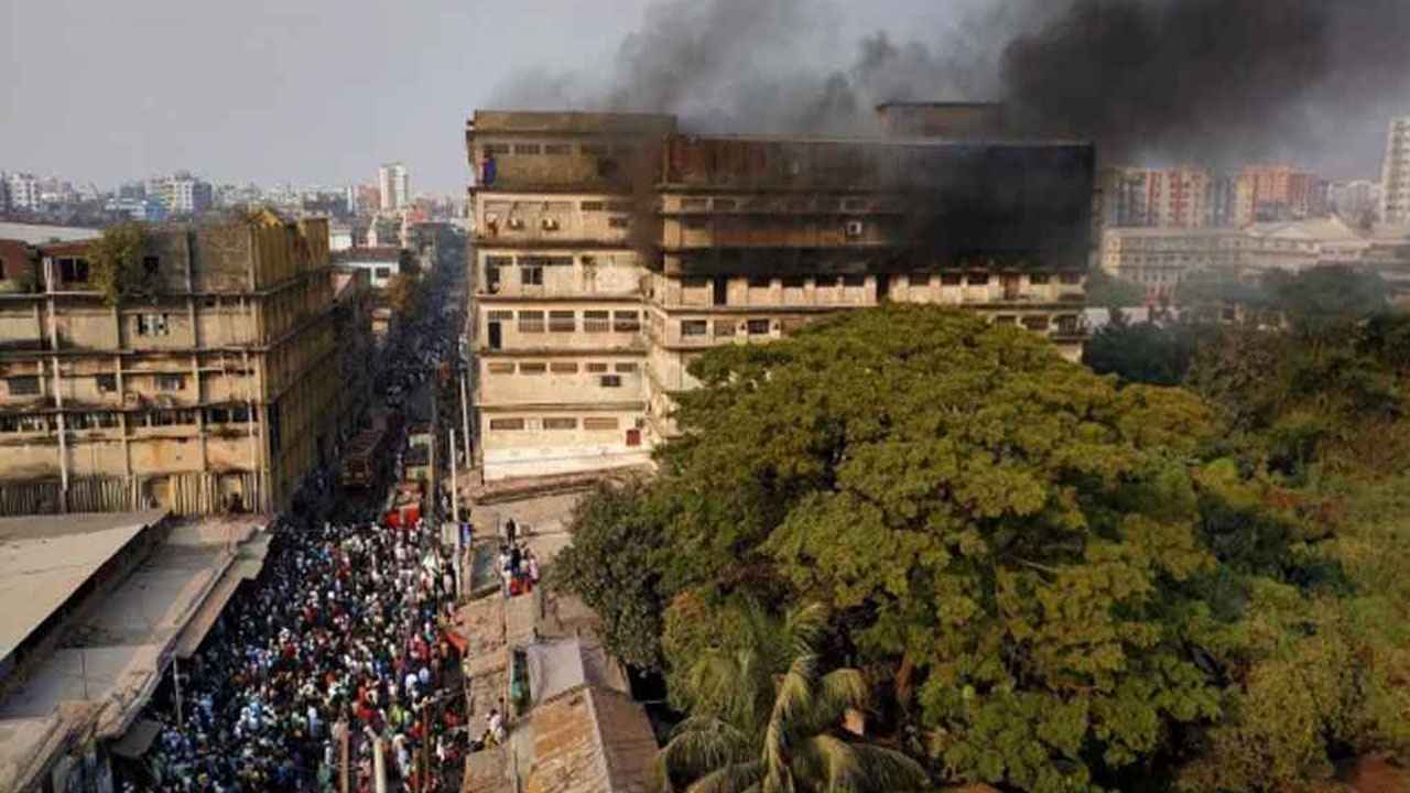 হাজারীবাগে খেলনার গুদামে অগ্নিকাণ্ড