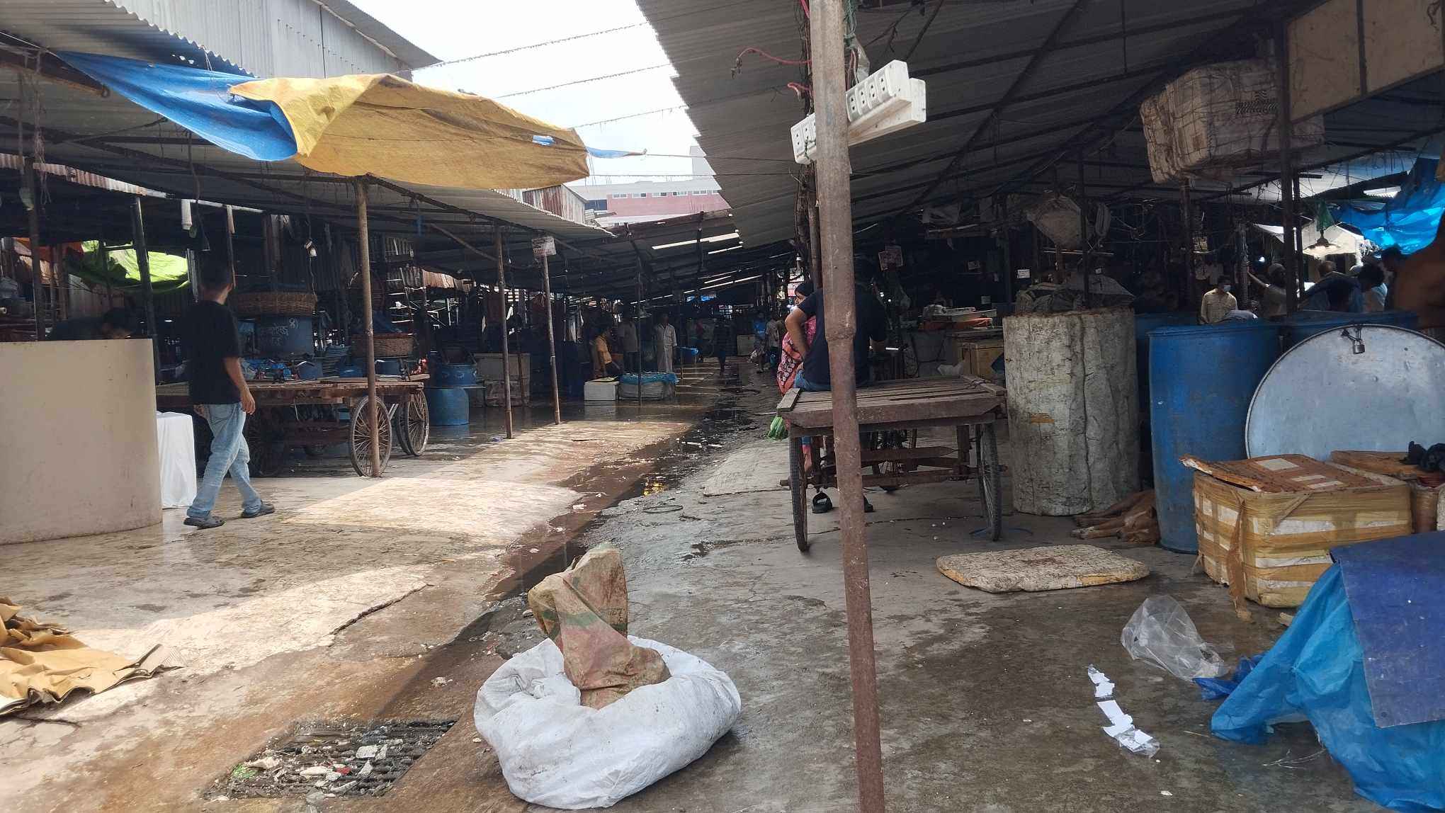 রাজধানী এখনো ফাঁকা, জমে ওঠেনি যাত্রাবাড়ী আড়ত