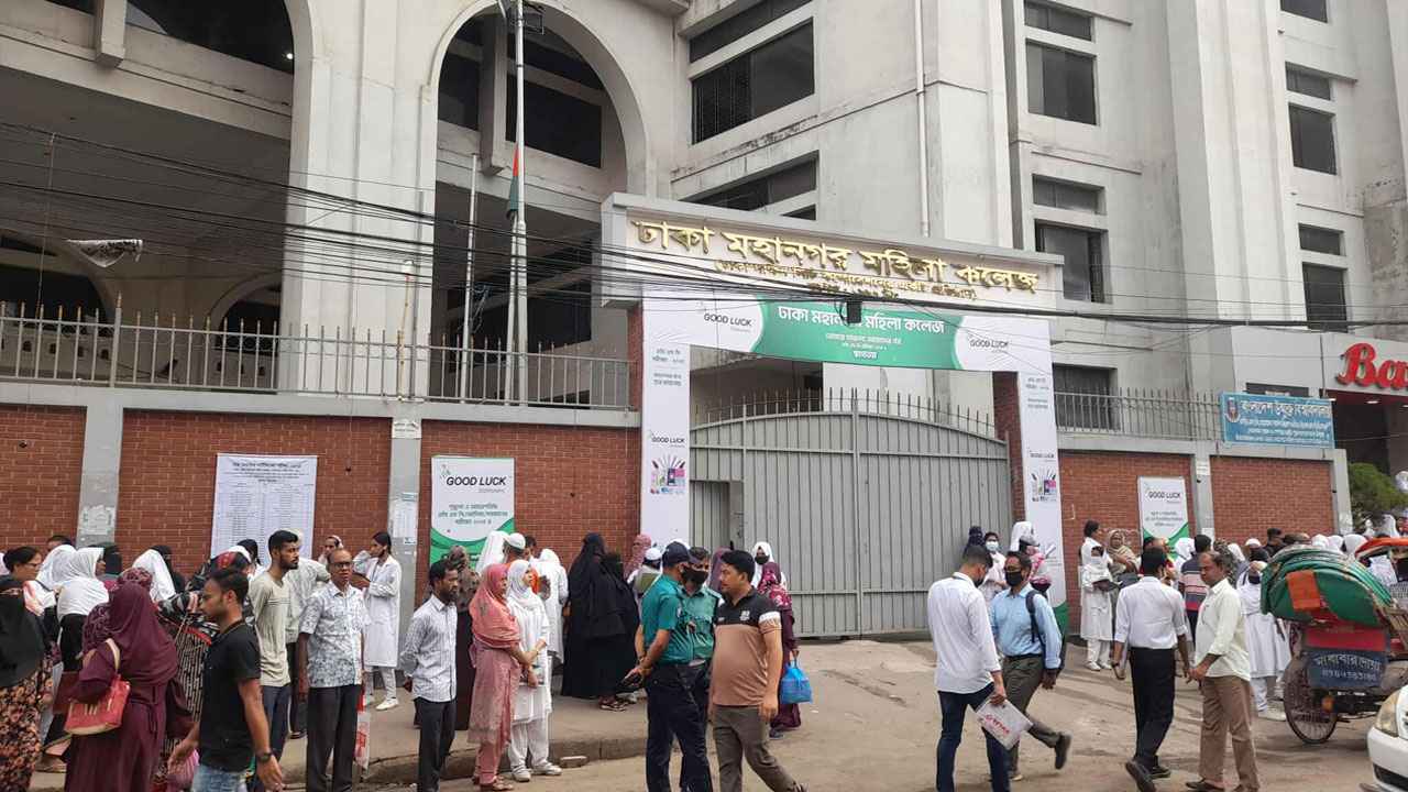 সন্তান নিয়ে কেন্দ্রে অভিভাবকরা, শেষ মুহূর্তে বইয়ে নজর পরীক্ষার্থীদের