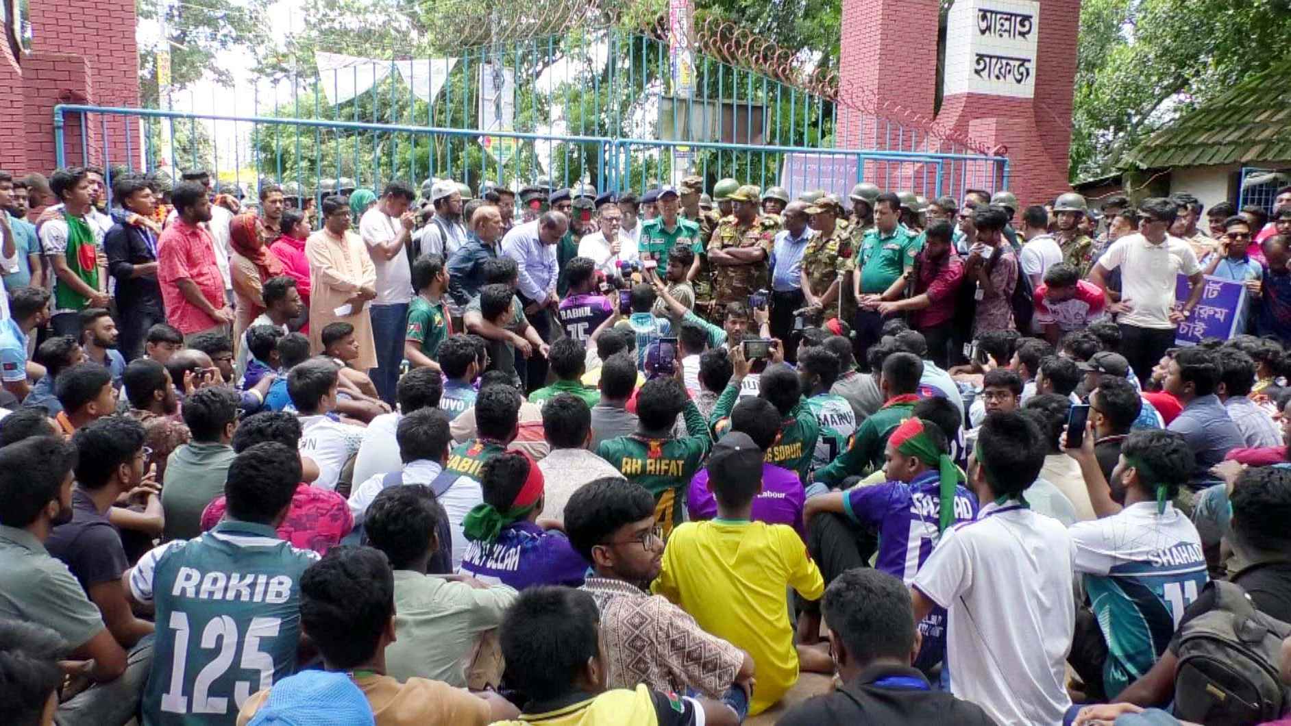 সংকট সমাধানে ছুটে গেলেন সেনাবাহিনী পুলিশ ও প্রশাসনের কর্মকর্তারা