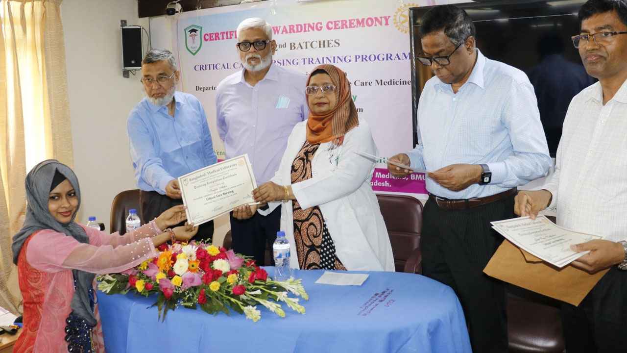 বিএমইউতে ক্রিটিক্যাল কেয়ার নার্সিং প্রশিক্ষণের সনদ বিতরণ