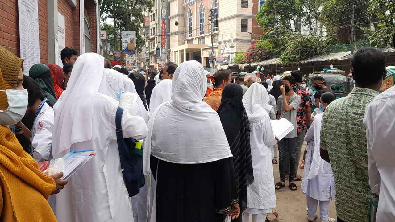 করোনা-ডেঙ্গুর প্রকোপের মধ্যে এইচএসসি পরীক্ষা, অভিভাবকদের ‘উদ্বেগ’