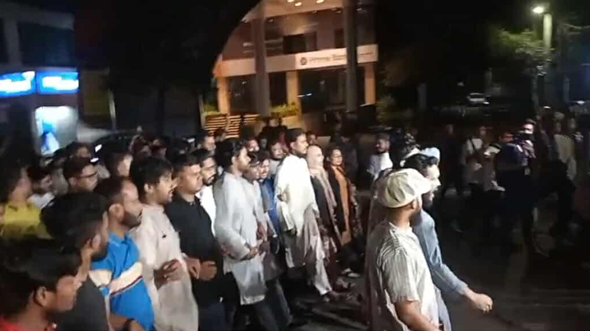 এনসিপির আখতারকে লক্ষ্য করে ককটেল বিস্ফোরণ, মধ্যরাতে বিক্ষোভ