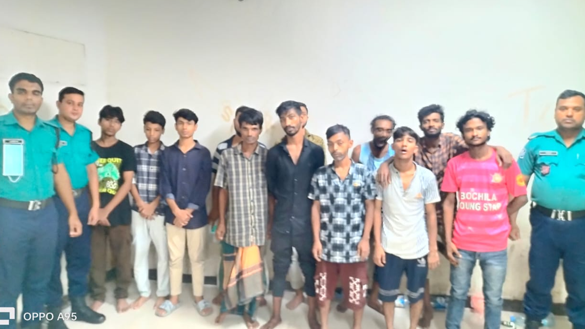 মোহাম্মদপুরে অভিযান চালিয়ে অস্ত্রসহ গ্রেফতার ১৩