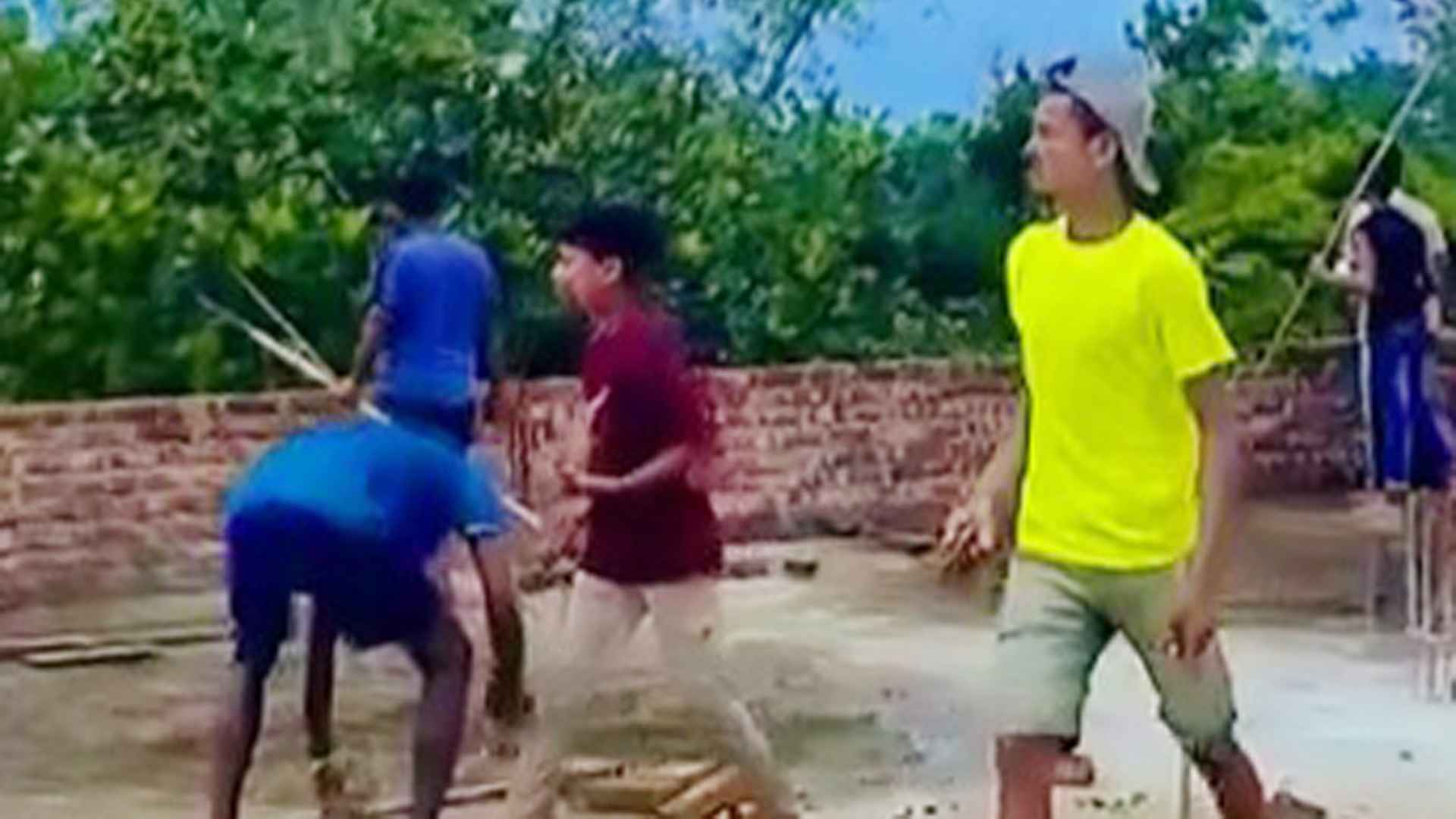 দুই ভবনের ছাদে দাঁড়িয়ে সংঘর্ষে আহত ৫