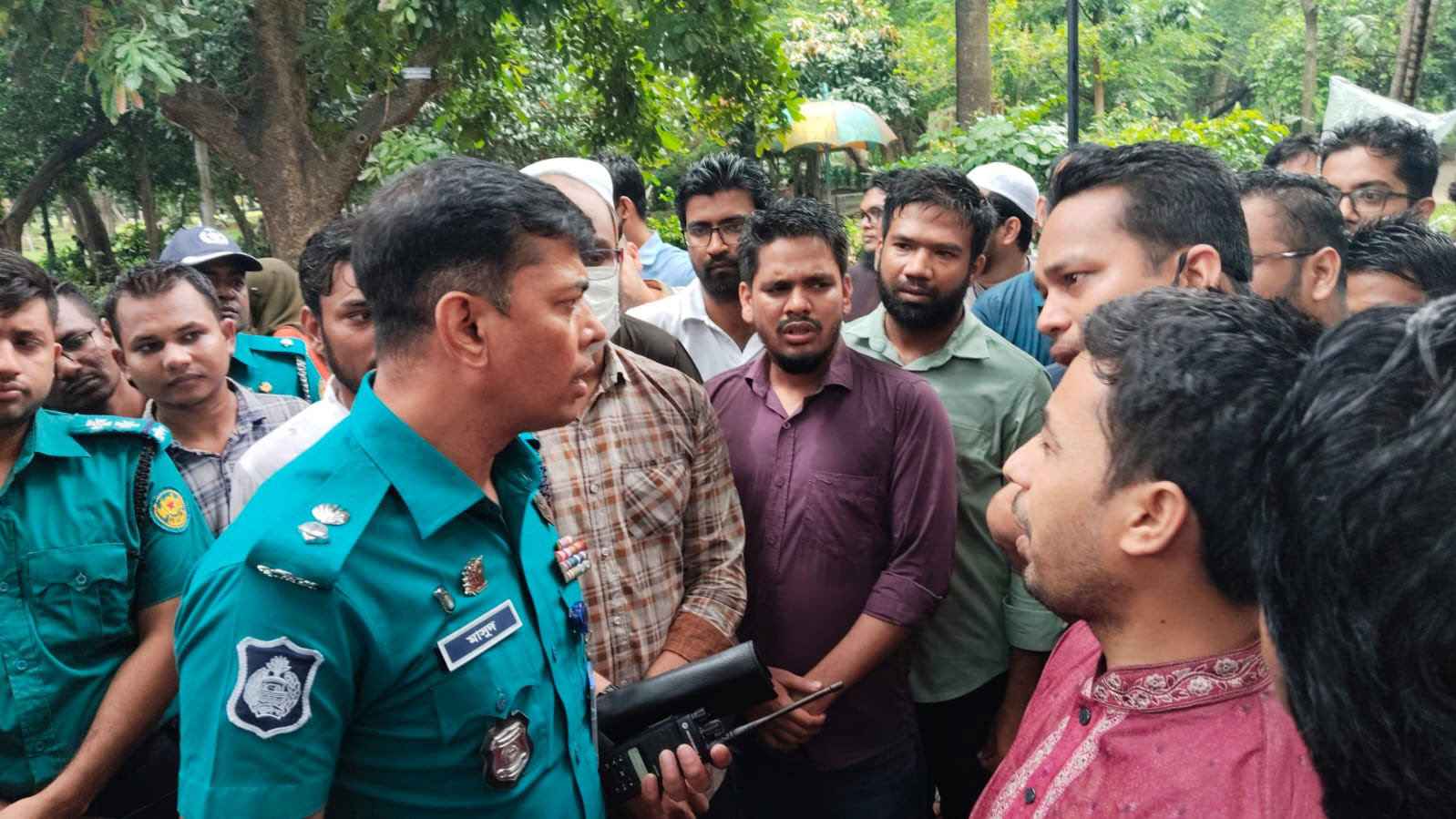 ৪৪তম বিসিএসের পদ বাড়ানোর দাবিতে যমুনায় যাওয়ার চেষ্টা, আটকে দিলো পুলিশ