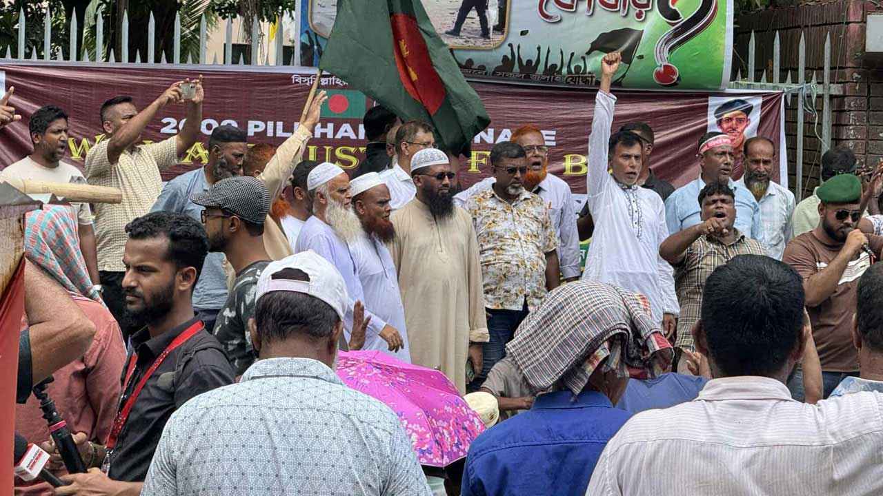 জাদুঘরের সামনে বিডিআর সদস্যদের অবস্থান, ‘যমুনা’ ঘেরাওয়ের হুমকি