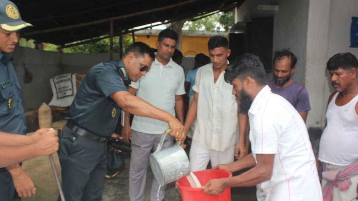 রাজশাহী কারাগারে বন্দীদের খাওয়ানো হচ্ছে মৌসুমি ফল ও দুধ