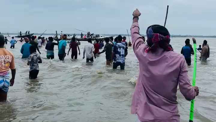 মেঘনায় বালুমহালে গ্রামবাসীর হামলা, ৫ শ্রমিক আহত, ড্রেজারে আগুন