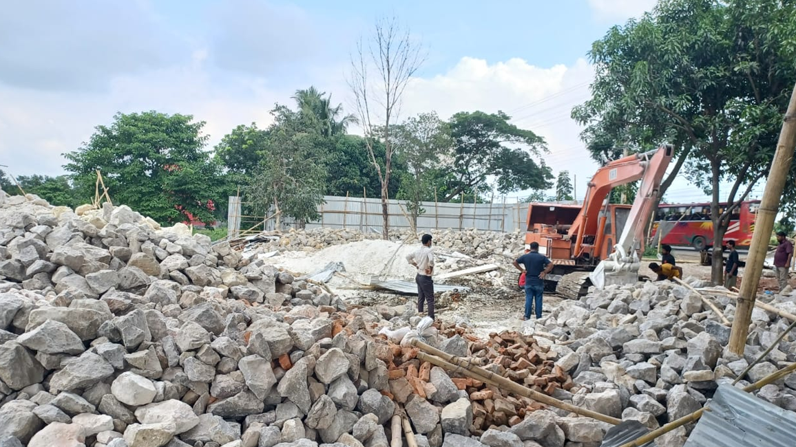 মুন্সিগঞ্জে দুটি অবৈধ চুন কারখানা গুঁড়িয়ে দিল তিতাস