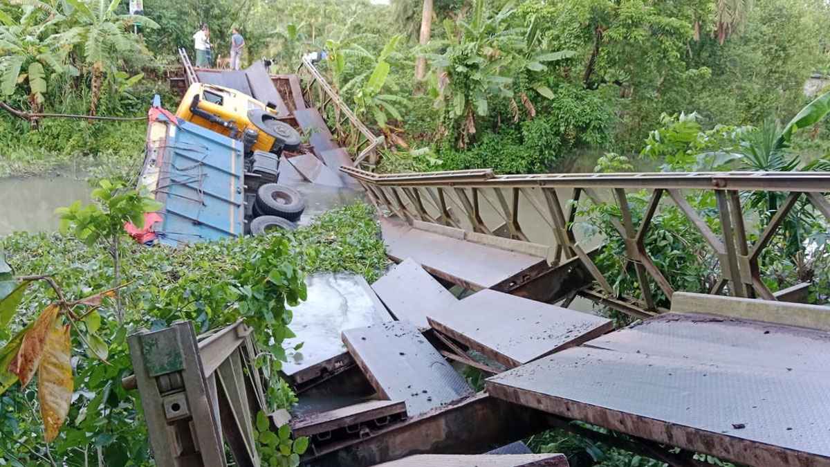 পিরোজপুরে ব্রিজ ভেঙে মালবোঝাই ট্রাক খালে, যান চলাচল বন্ধ
