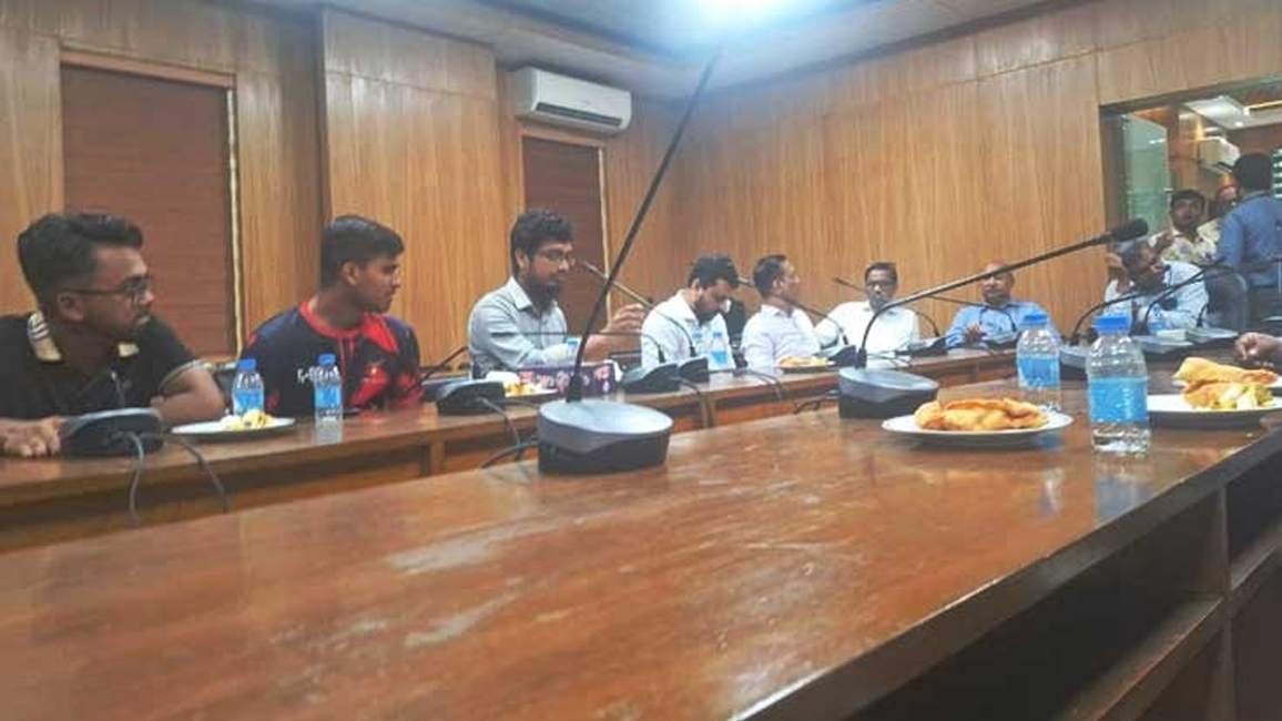 স্বাস্থ্য উপদেষ্টাকে সরেজমিনে ঢাকা মেডিকেল কলেজের হল দেখার আহ্বান