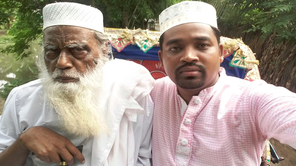 মসজিদের কোণায় রাখা জায়নামাজই এখন বাবার স্বস্তির জায়গা