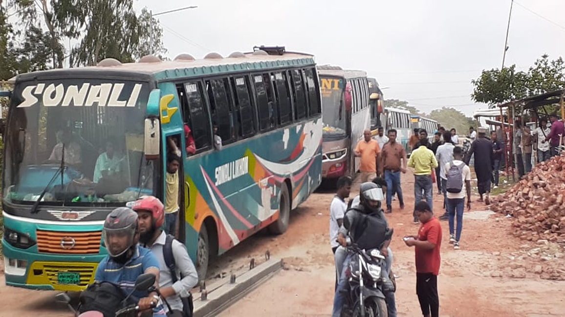 পাটুরিয়া-আরিচা ঘাটে যাত্রী, যানবাহনের চাপ থাকলেও নেই ভোগান্তি