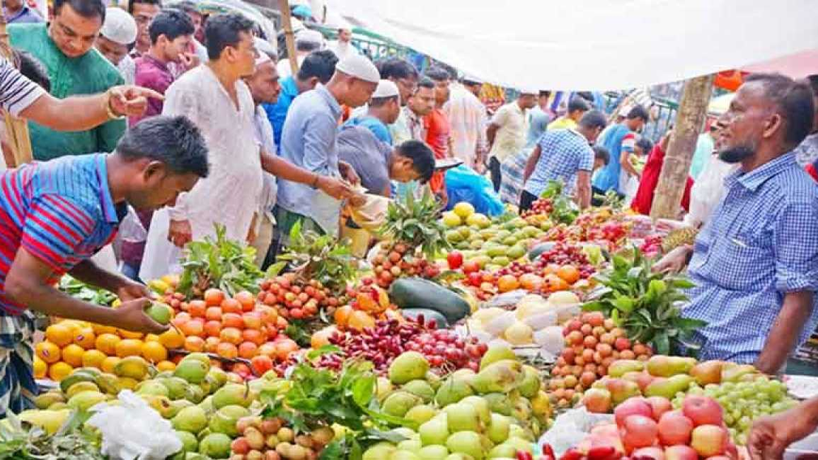 মধুমাসে রাজধানীর বাজারে ফলের বাহার