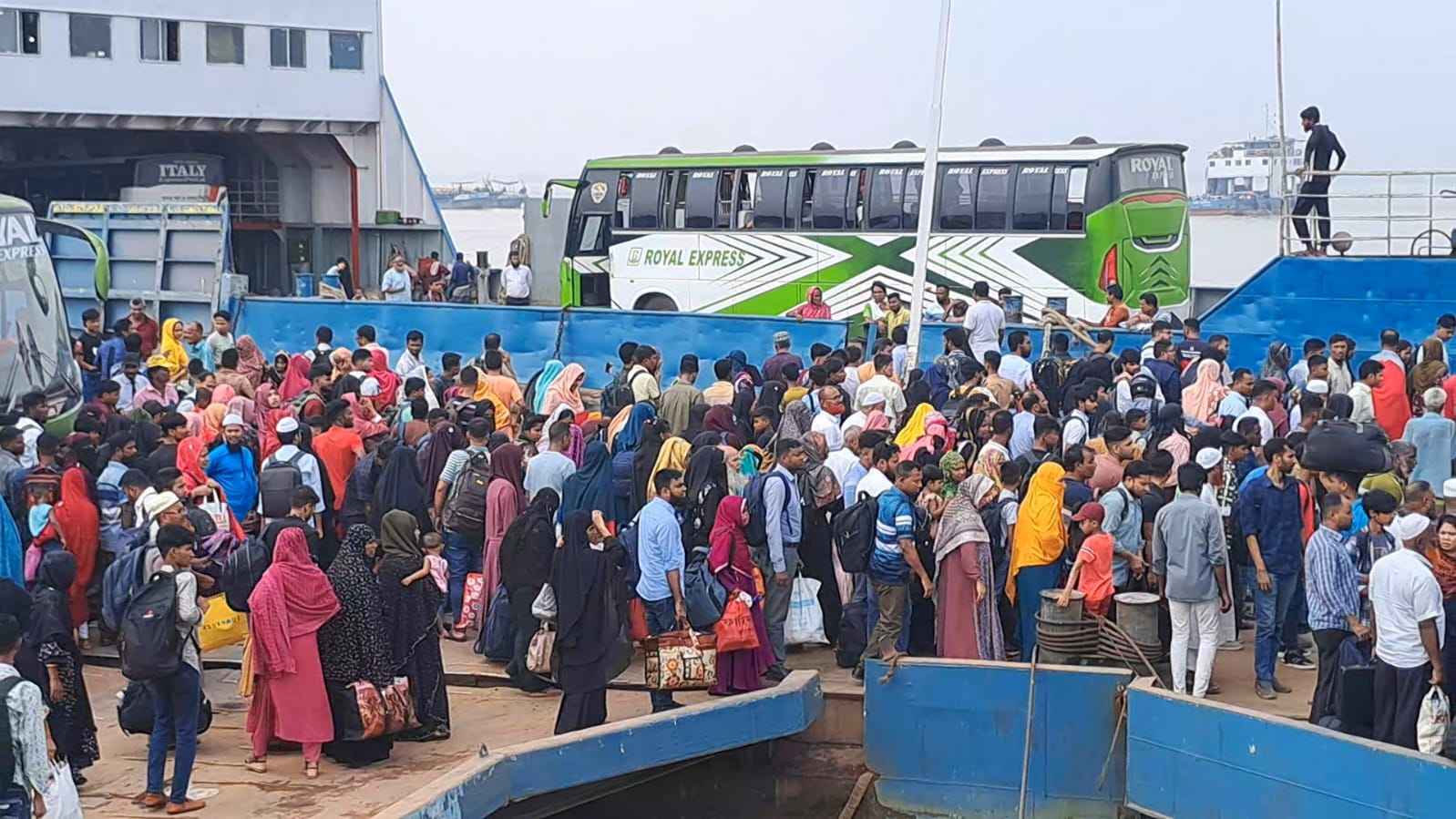 ঈদ আনন্দ শেষে কর্মস্থলে ফিরতে পাটুরিয়া-আরিচা ঘাটে যাত্রীর চাপ