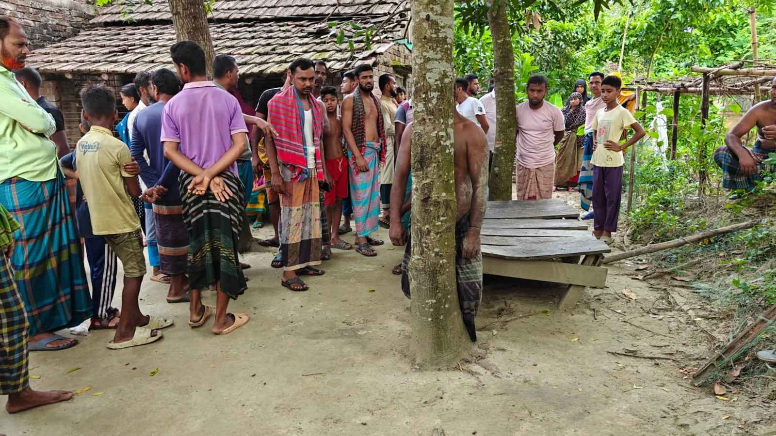 শার্শায় গাছে ঝুলছিল স্বামীর মরদেহ, মাঠে পড়েছিল স্ত্রীর লাশ