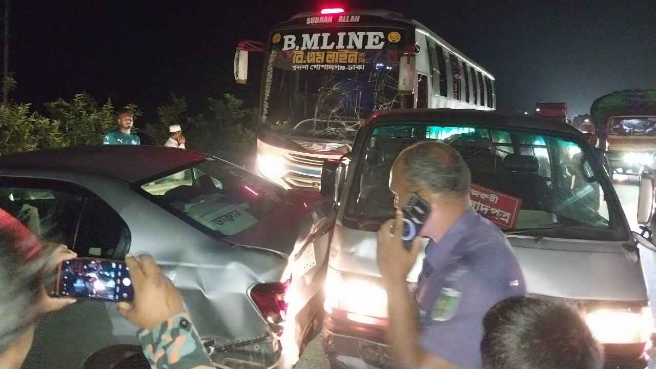 মুন্সিগঞ্জে যাত্রীবাহী বাস ও মাইক্রোর ধাক্কায় প্রাইভেটকার চালক নিহত