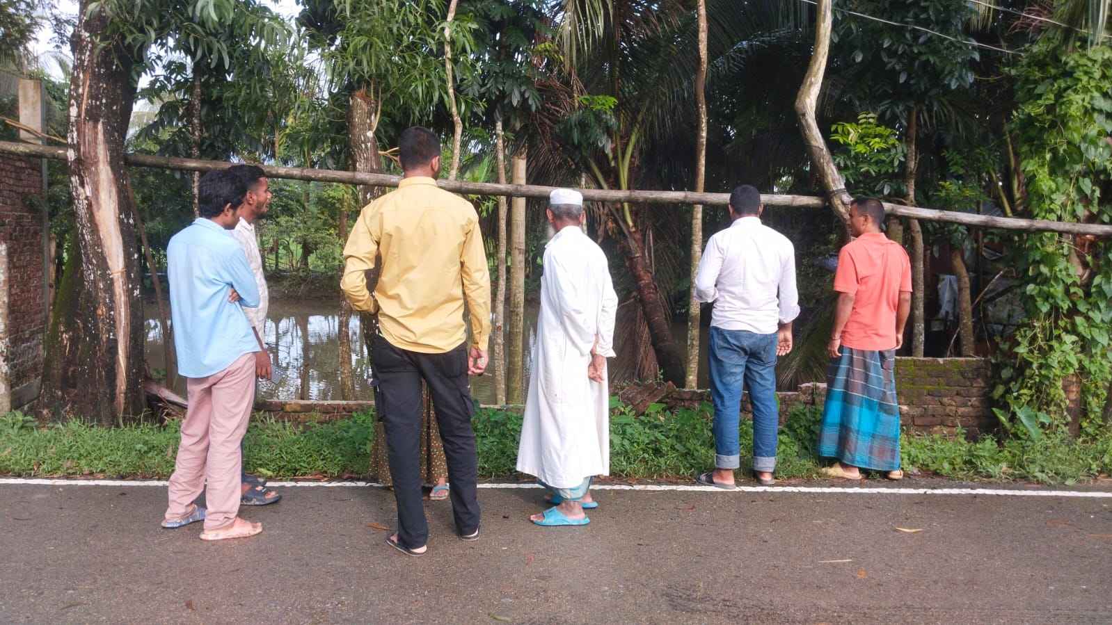 আদালতের নিষেধাজ্ঞা অমান্য করে রাতের আঁধারে প্রবাসীর পরিবারে ভাঙচুর