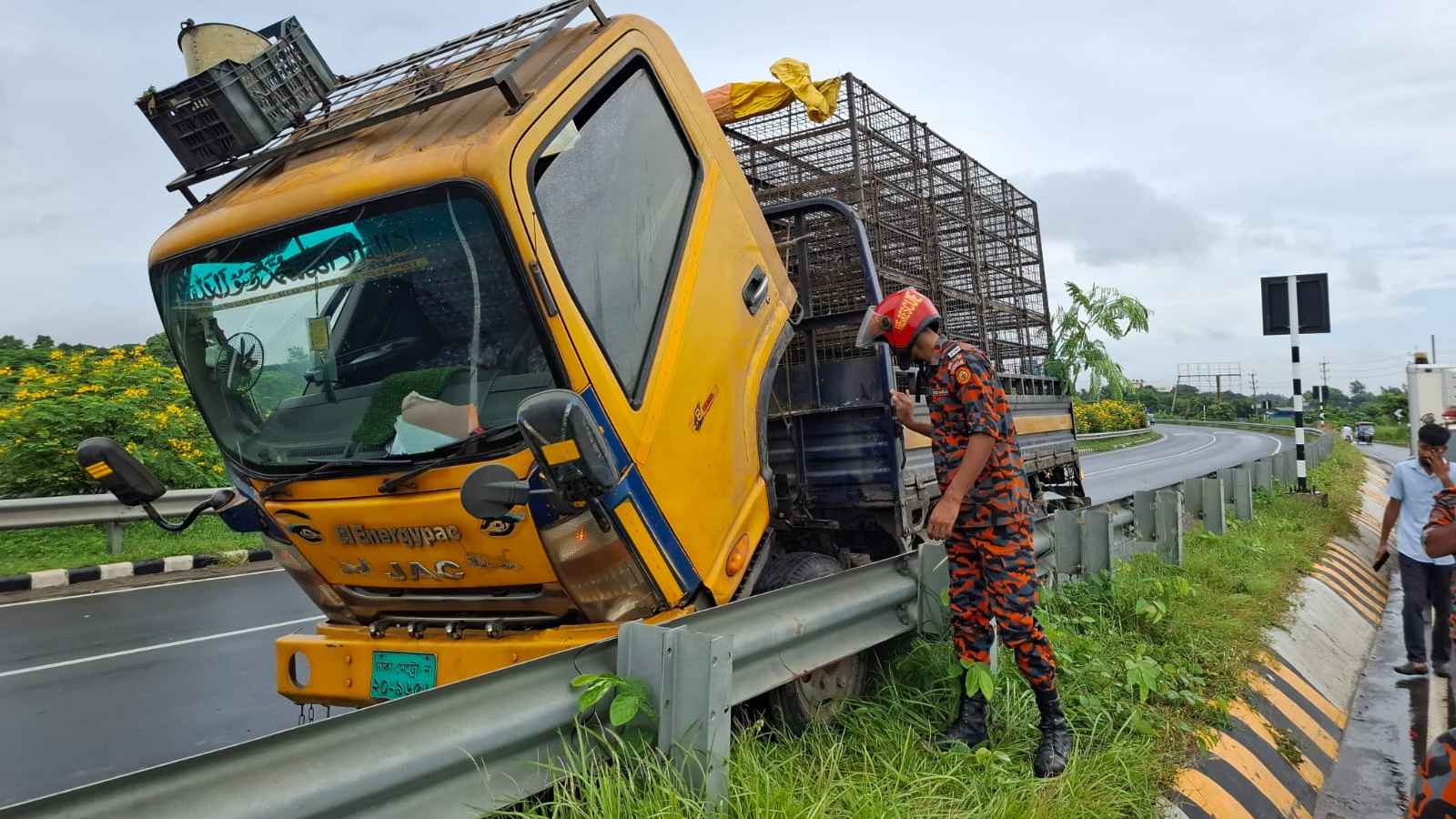 ঢাকা-মাওয়া এক্সপ্রেসওয়েতে পৃথক সড়ক দুর্ঘটনায় নিহত ১, আহত ৬