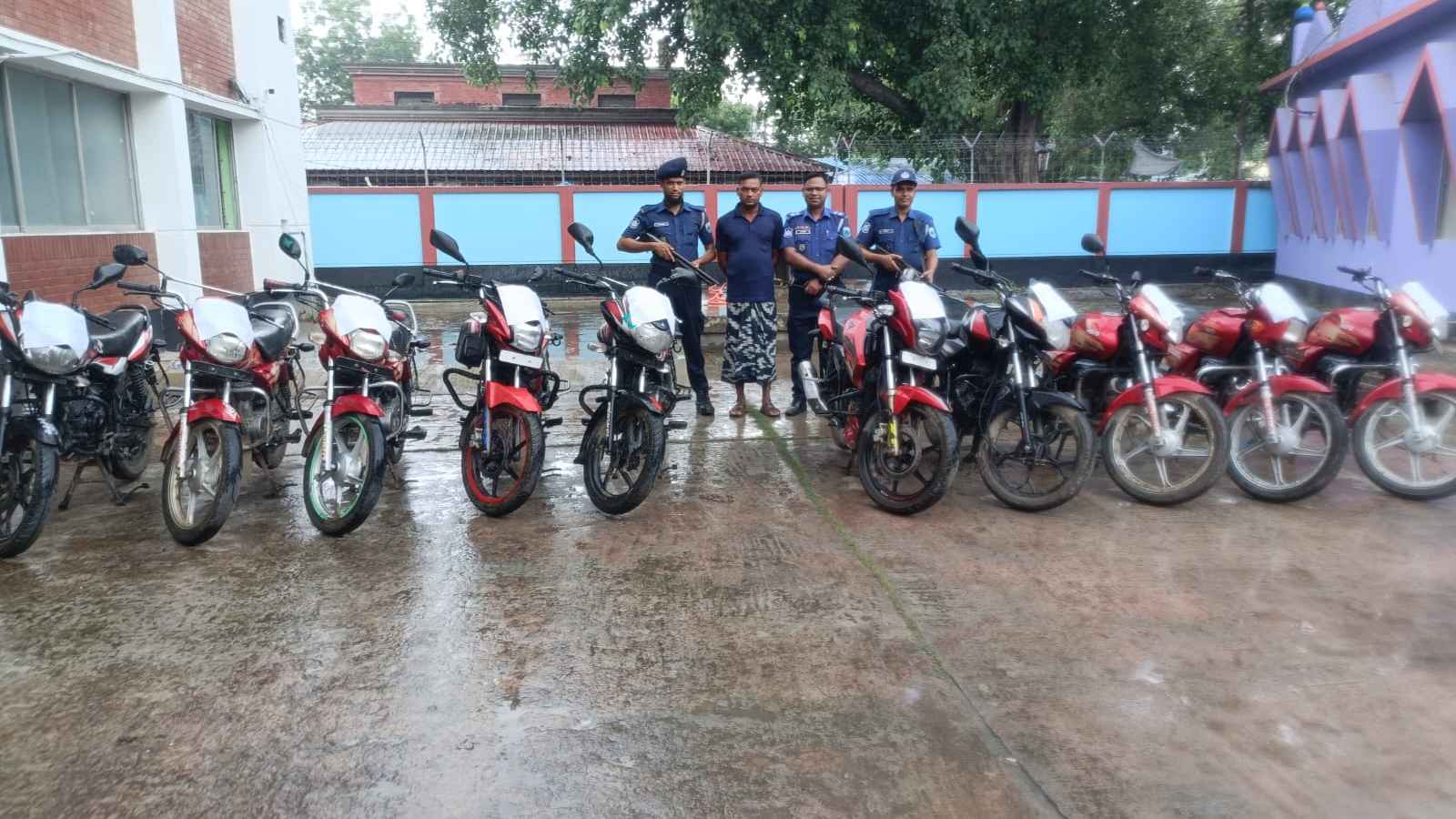 চাঁপাইনবাবগঞ্জে ১০ চোরাই মোটরসাইকেল উদ্ধার, চোর আটক