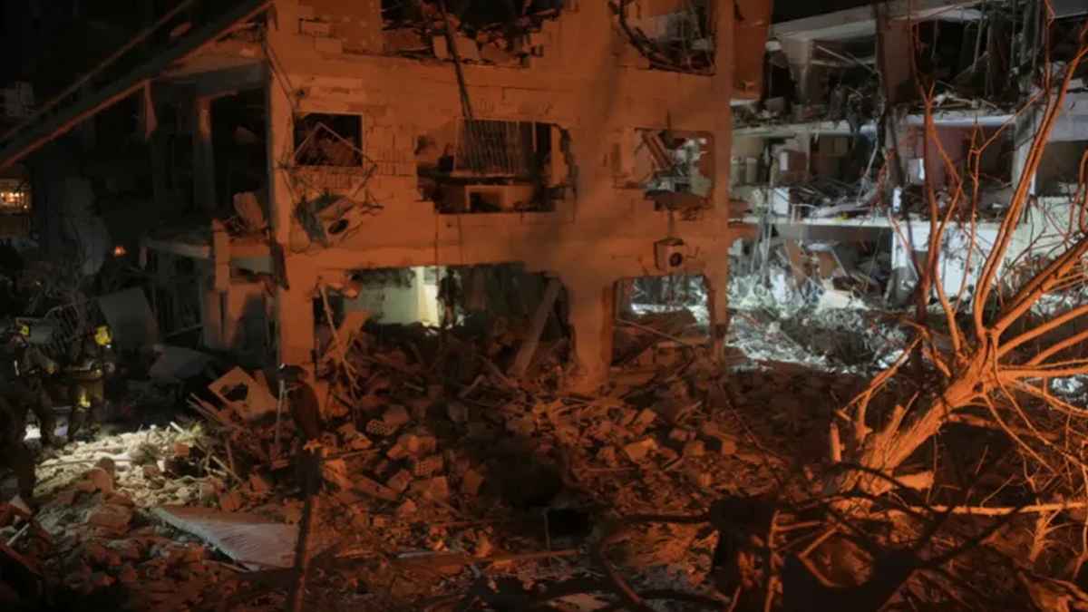 ইসরায়েলে ক্ষেপণাস্ত্র হামলায় বিধ্বস্ত ভবনের নিচে আটকা ৩৫ জন