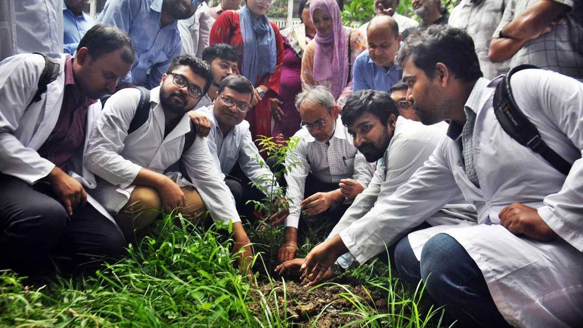 ডা. জুবাইদার জন্মদিন উপলক্ষে ঢাকা মেডিকেলে বৃক্ষরোপণ