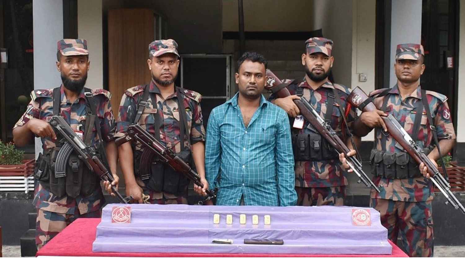 ভারতে পাচারকালে ৫ স্বর্ণের বারসহ আটক ১