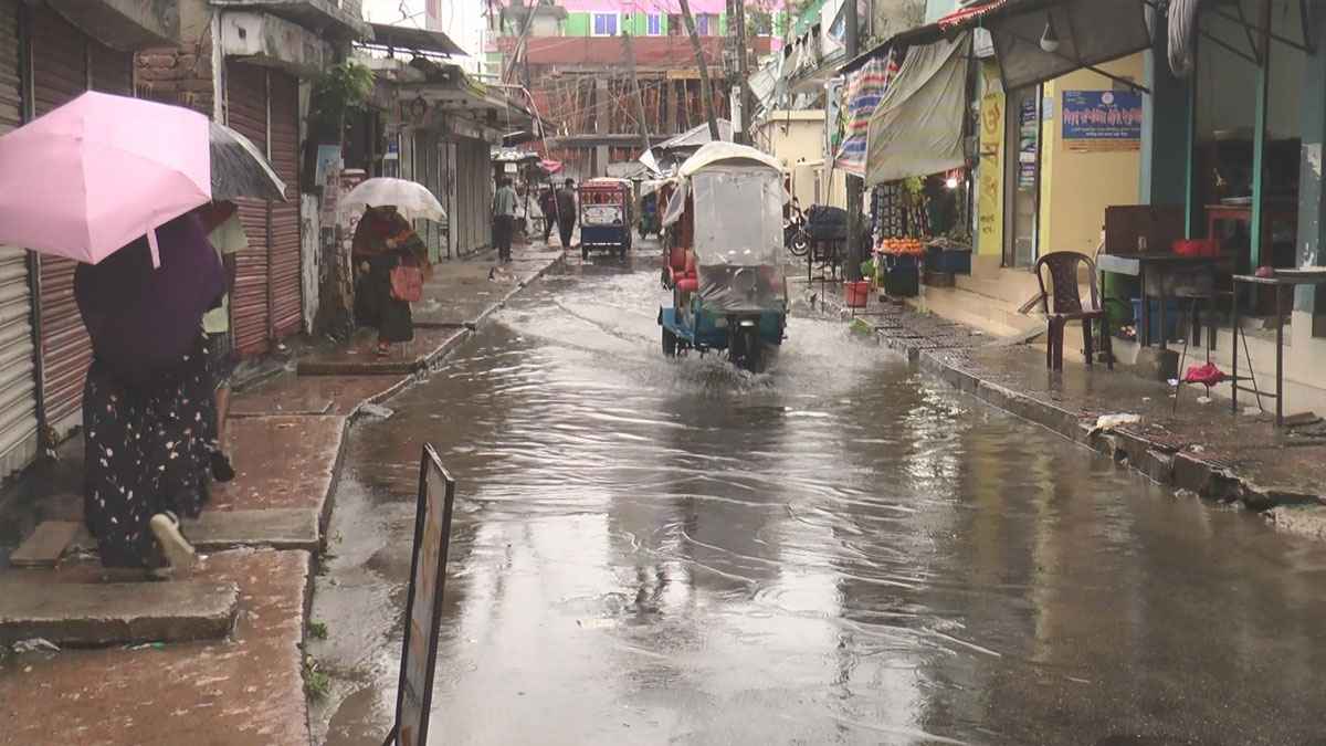 একটু বৃষ্টিতেই জলাবদ্ধতা মাদারীপুর পৌরসভায়