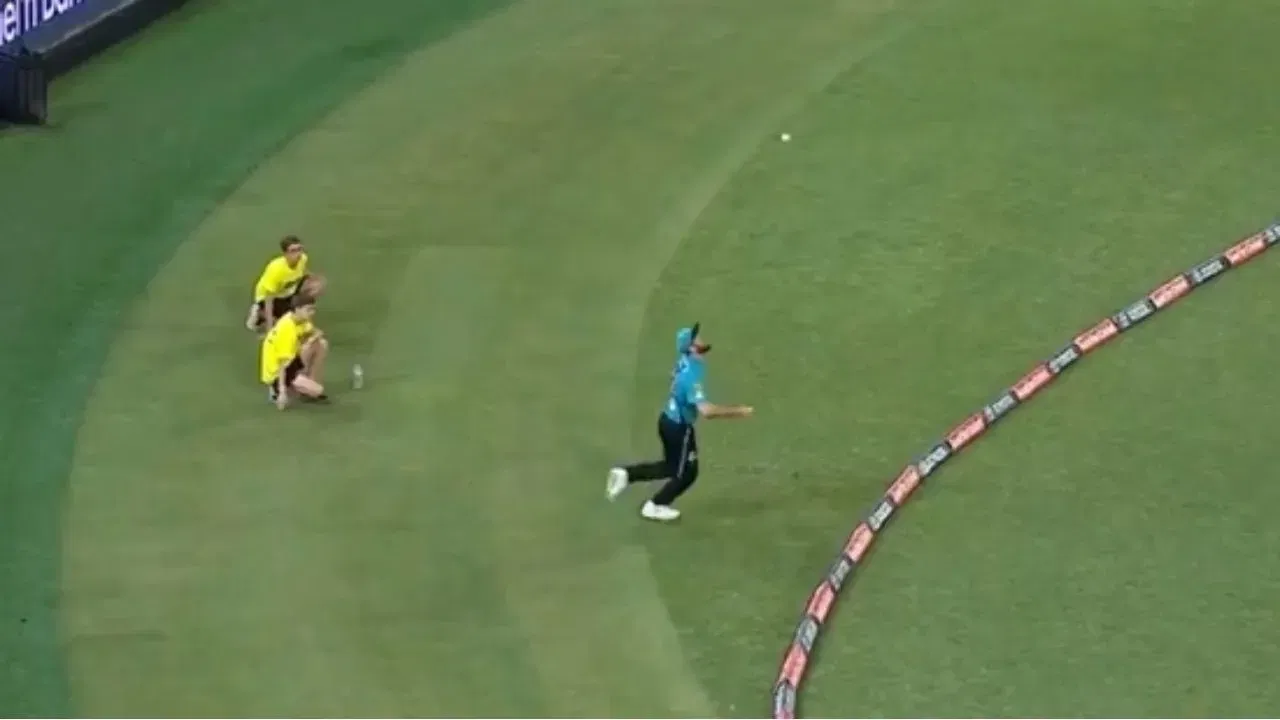 Michael-Neser-completes-his-bunny-hop-catch Michael-Neser-completes-his-bunny-hop-catch