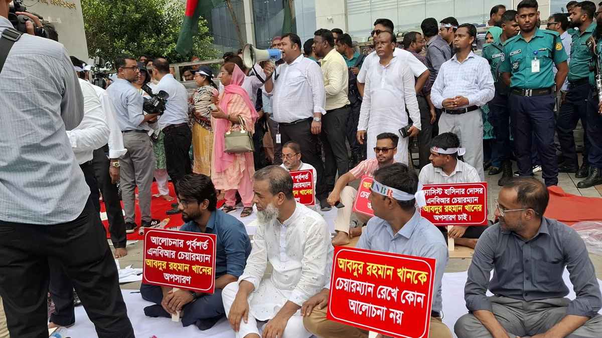 বিকেলে অর্থ উপদেষ্টার সঙ্গে বৈঠকে বসছে এনবিআরের আন্দোলনকারীরা