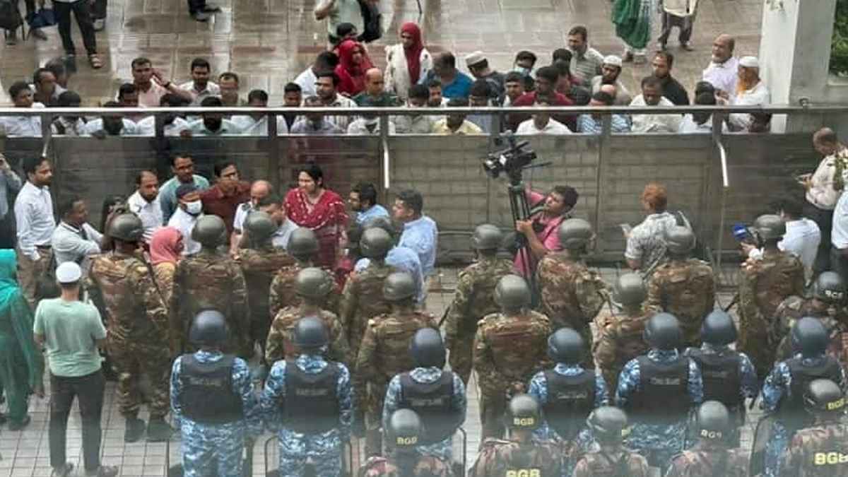 এনবিআরের গেট বন্ধ, ঢুকতে-বেরোতে পারছে না কেউ