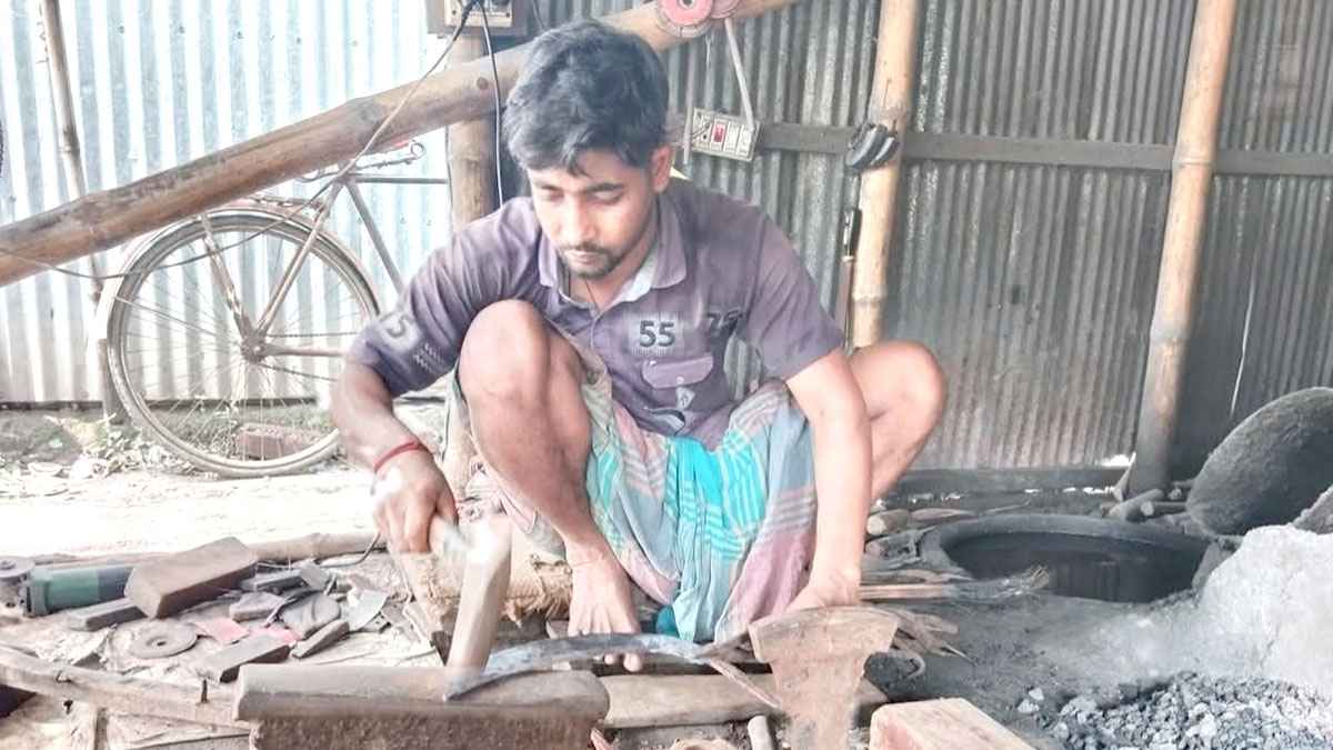 নড়াইলে শেষ সময়ে ব্যস্ত সময় পার করছেন কামাররা