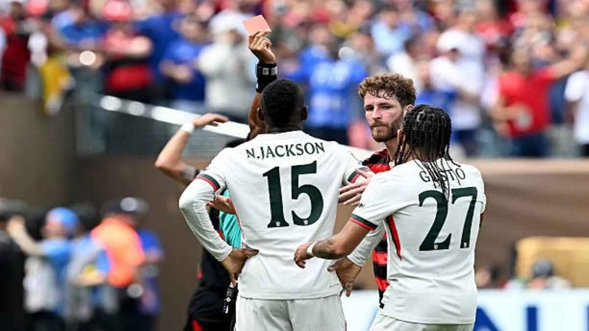 লাল কার্ড দেখে ক্ষমা চাইলেন চেলসির ফুটবলার