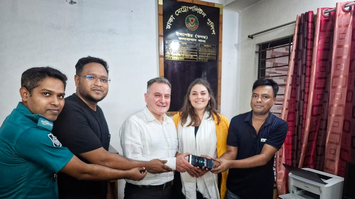 ৩০ মিনিটেই উদ্ধার হলো বিদেশির হারানো ফোন