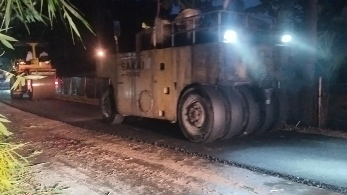 রাতের আঁধারে বৃষ্টিতে চলছে রাস্তা কার্পেটিং, মান নিয়ে সংশয়